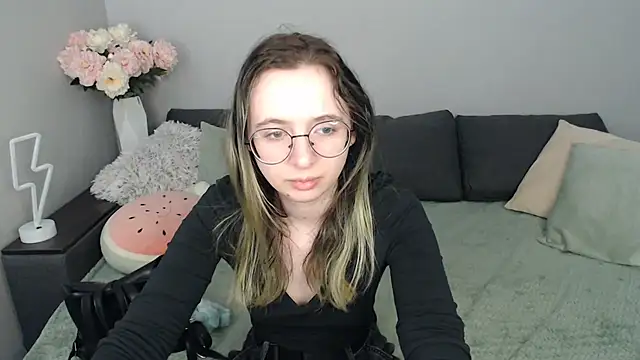 Mini Diva online show from September 15, 8:11 am