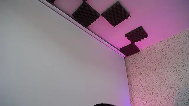 luly pink online show from November 18, 3:40 am