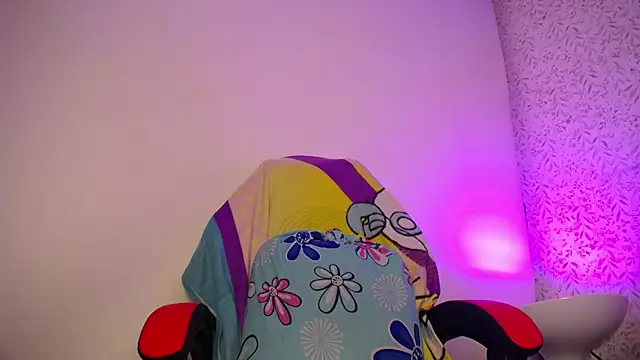 luly pink online show from April 28, 3:10 am