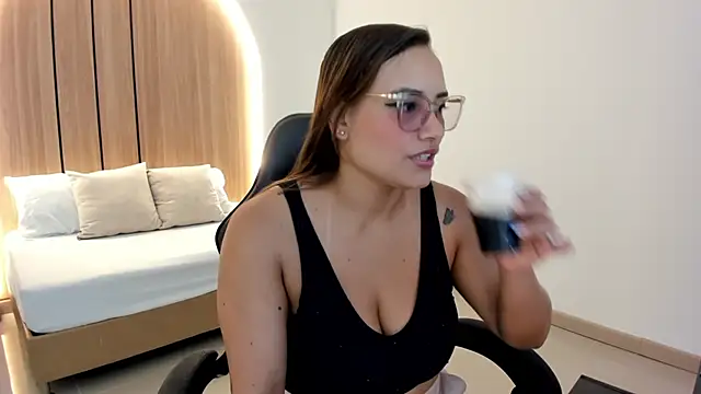 zoe danae  online show from April 22, 12:57 pm