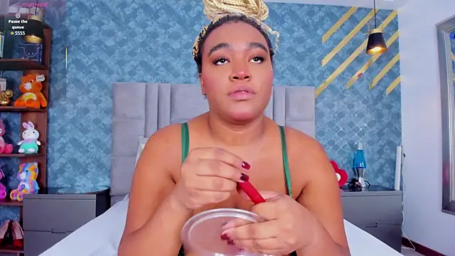 NiiaMoore online show from April 22, 4:59 pm