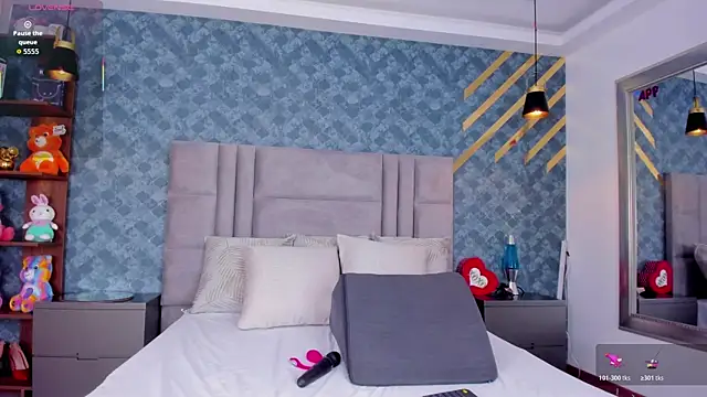 NiiaMoore online show from April 26, 4:49 pm