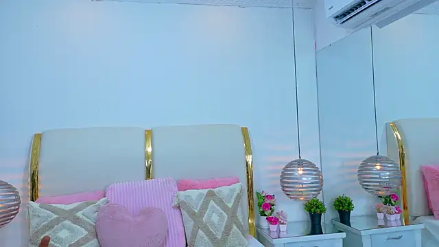 NaiomyLanes online show from April 22, 1:41 pm