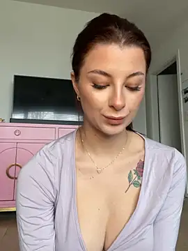 Mia-Minou online show from April 1, 8:04 am