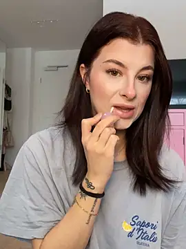 Mia-Minou online show from February 5, 11:57 am