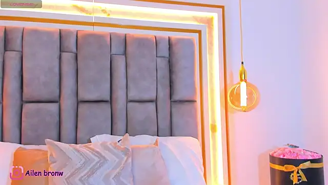 elianabrown online show from November 10, 11:00 pm