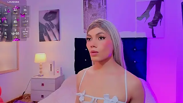 Megan Do Santos online show from February 12, 8:32 pm