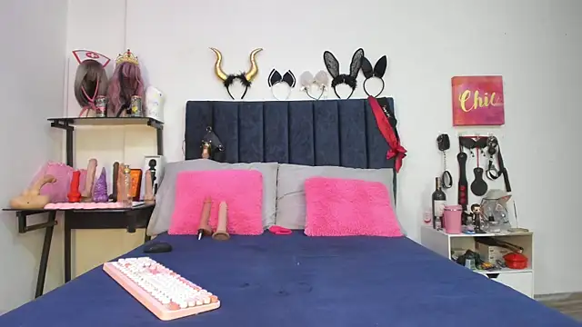 emmily giraldo online show from December 4, 1:35 pm