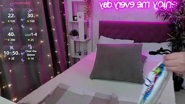 FeralPeach online show from October 4, 5:24 am