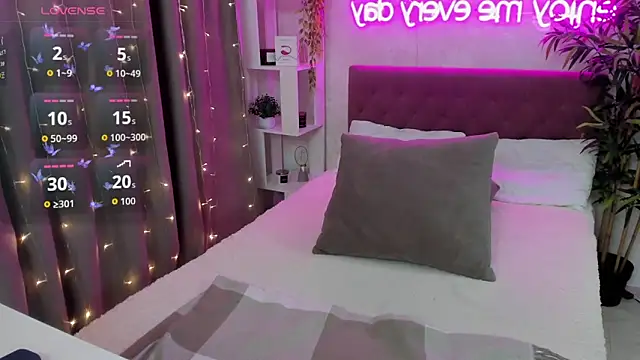 FeralPeach online show from September 12, 7:18 am