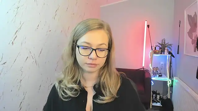 holly xglam online show from October 8, 6:34 pm