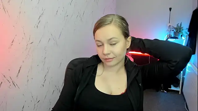 holly xglam online show from April 22, 8:17 pm