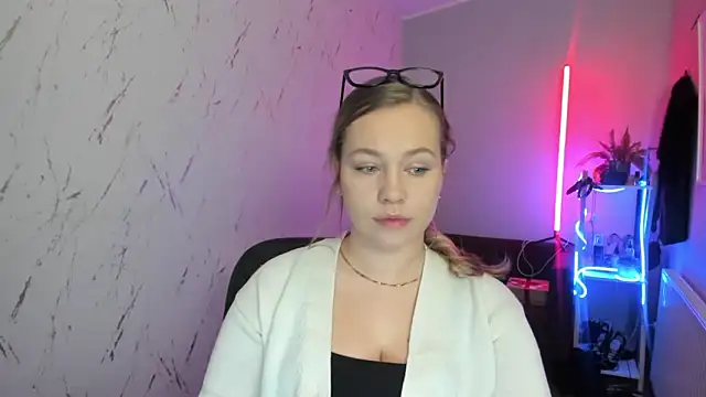 holly xglam online show from December 18, 8:02 pm