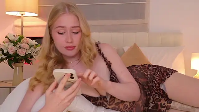 JuliaJaee online show from February 28, 6:51 pm