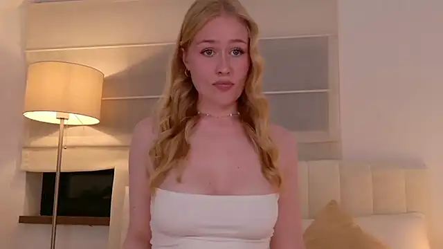 JuliaJaee online show from April 21, 6:04 pm