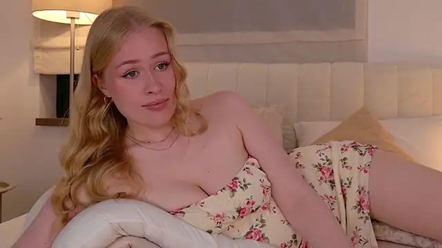 JuliaJaee online show from April 24, 5:38 pm