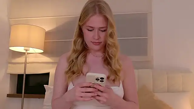 JuliaJaee online show from April 14, 6:30 pm