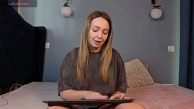 AnnaMaee online show from March 10, 9:46 am