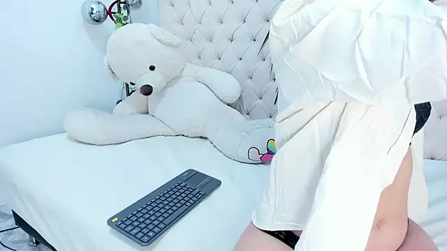 Victoria Coleman online show from April 25, 7:44 pm