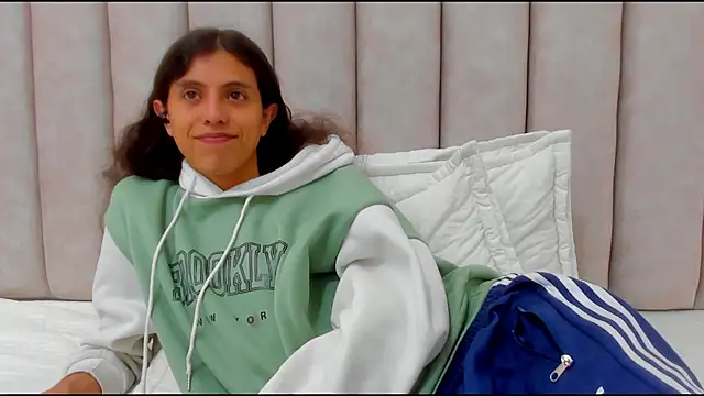 FreyaMoller online show from December 18, 2:33 pm