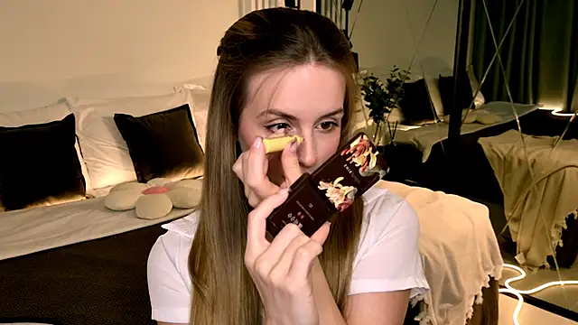 RozzitaBedberry online show from March 29, 1:10 pm