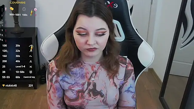 pretty little thing online show from February 28, 6:29 pm