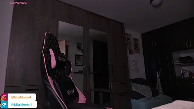 Steph moon  online show from September 14, 4:32 am