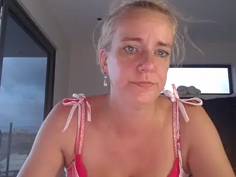 Snapshot of Wendysexyx chatting on October 18, 10:11 pm Wendysexyx online show from October 18, 10:11 pm
