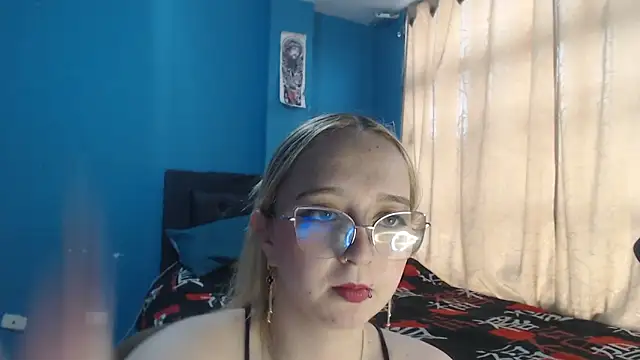 Snapshot of Liaroberts1 chatting on October 7, 12:09 pm Liaroberts1 online show from October 7, 12:09 pm