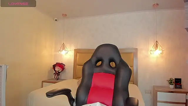 SUNNYCYRUS online show from April 25, 1:03 pm