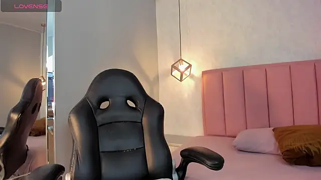 SUNNYCYRUS online show from April 27, 12:57 pm