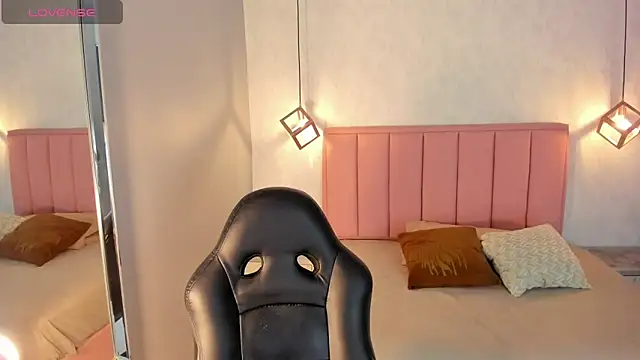 SUNNYCYRUS online show from April 23, 12:51 pm