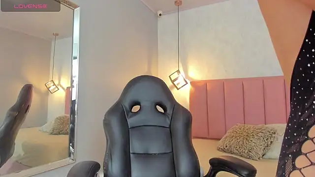 SUNNYCYRUS online show from February 19, 12:37 pm