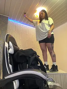  luna torres online show from April 21, 12:45 pm