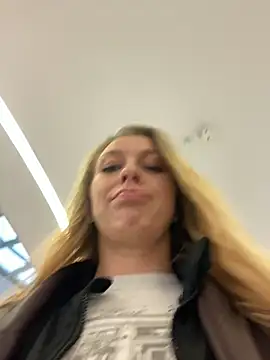 Snapshot of Sweet___Emily chatting on October 16, 1:47 pm Sweet   Emily online show from October 16, 1:47 pm