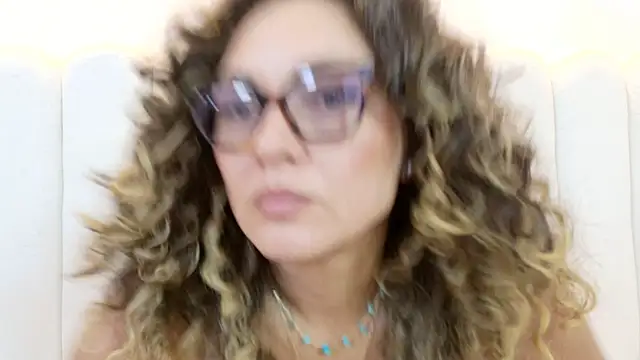 Juliabadlee online show from May 10, 11:40 pm