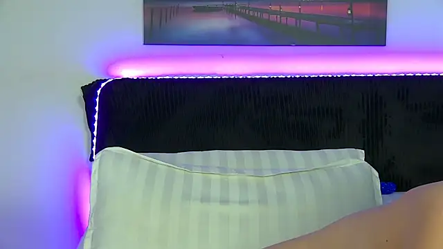 EmaCourtis online show from April 26, 1:42 pm