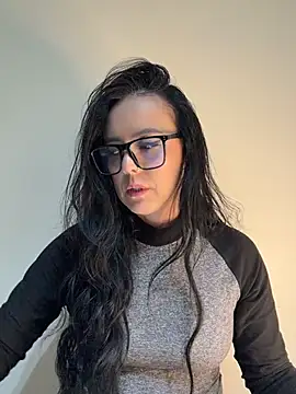 AndreaValencia online show from July 8, 8:00 pm