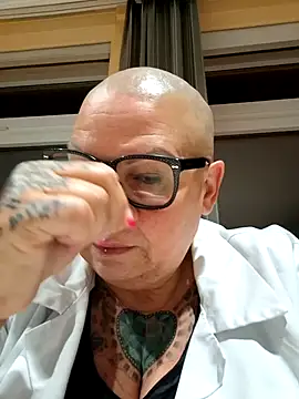 gepiercte nippel online show from April 15, 10:10 pm