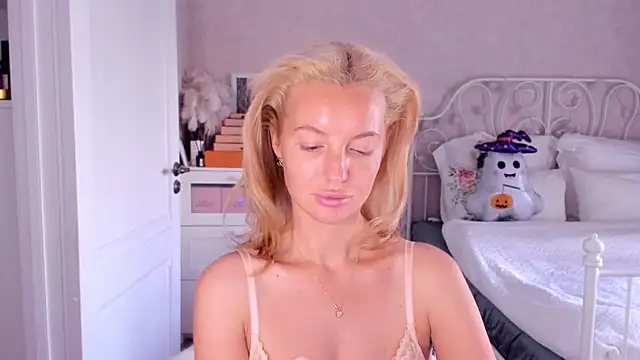 aestetick online show from October 31, 7:34 am