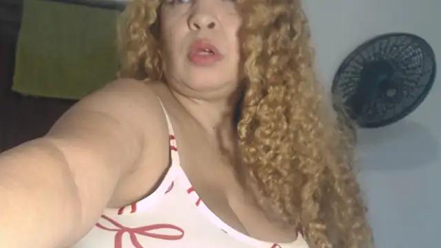 BustyAmanda online show from July 15, 12:32 pm