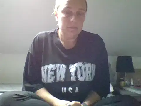 Snapshot of scrummymummy2 chatting on October 7, 9:25 am scrummymummy2 online show from October 7, 9:25 am