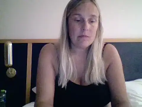 Snapshot of scrummymummy2 chatting on October 25, 7:32 pm scrummymummy2 online show from October 25, 7:32 pm