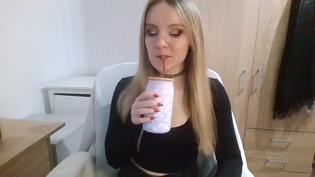 AlmaHoney online show from January 7, 9:40 pm