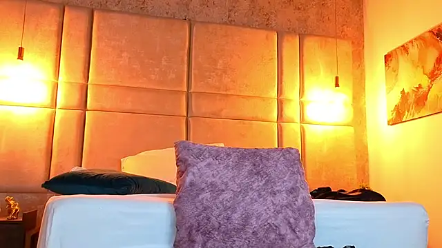 AlessiaLondon online show from April 25, 12:41 pm