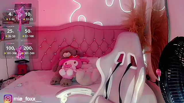 Snapshot of Mia_foxx_ chatting on October 18, 9:05 pm Mia foxx online show from October 18, 9:05 pm
