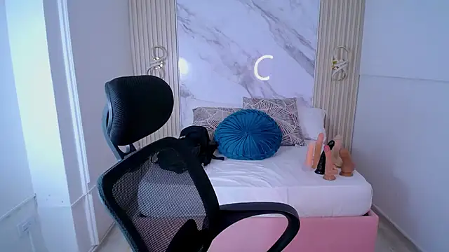 Lunna boobs online show from April 24, 5:10 am