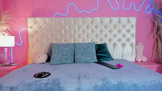 Julieta Cortes   online show from December 19, 12:30 pm