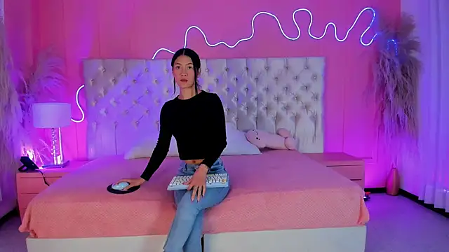 Julieta Cortes   online show from February 18, 2:05 pm