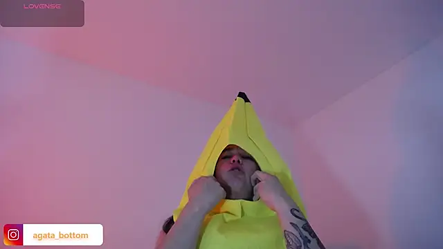 NewAgatha Bolton online show from October 31, 6:45 pm